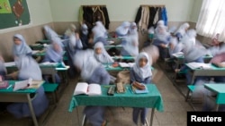 Sejumlah siswa perempuan di Iran turut serta dalam kegiatan tanggap bencana yang dilakukan di sebuah sekolah di Teheran, pada 29 November 2008. (Foto: Reuters/Morteza Nikoubazl)