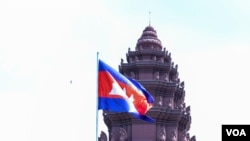 ទង់ជាតិខ្មែរបក់នៅមុខស្ថាបត្យកម្មនៃវិមាន​ឯករាជ្យជាតិ នៅរាជធានីភ្នំពេញ កាលពីថ្ងៃទី ២០ ខែមីនា ឆ្នាំ ២០២៣។ (ទែន សុខស្រីនិត/វីអូអេ)