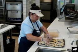 พนักงานร้าน Auntie Anne's ที่เมืองลิเวอร์มอร์ รัฐแคลิฟอร์เนีย