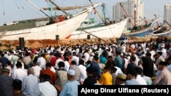 Jemaah menghadiri salat Ied Pelabuhan Sunda Kelapa, menandai berakhirnya bulan puasa Ramadhan. (Foto: REUTERS/Ajeng Dinar Ulfiana)