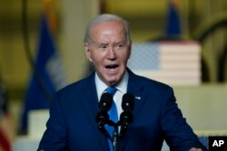 Presiden Joe Biden menyampaikan pidato tentang "agenda Berinvestasi di Amerika" di Gateway Technical College, Rabu, 8 Mei 2024, di Sturtevant, Wisconsin. (AP/Morry Gash)