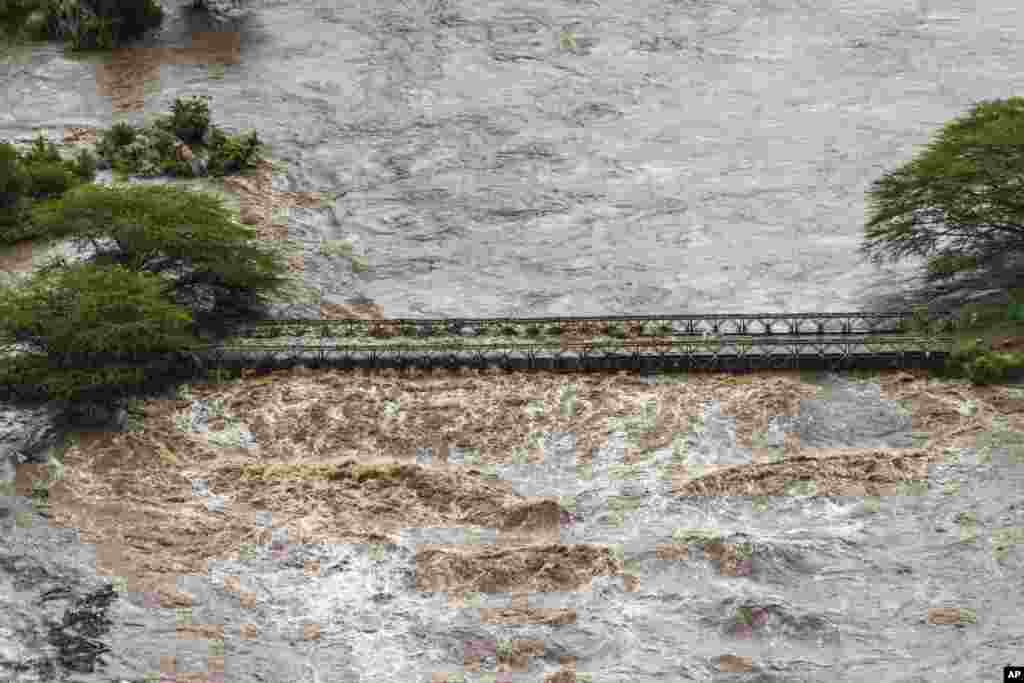 Jembatan di Cagar Alam Maasai Mara terendam banjir, menyebabkan puluhan wisatawan terdampar di Kabupaten Narok, Kenya, 1 Mei 2024. (AP/Bobby Neptune)