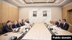 Rəşad Nəbiyev və Gert Yan Kupman (Mənbə: Azərbaycanın Rəqəmsal Inkişaf və Nəqliyyat Nazirliyi )