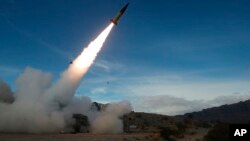 미 육군의 전술미사일쳬계인 '애이태큼스(ATACMS)'. (자료사진)