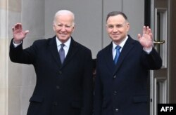 조 바이든(왼쪽) 미국 대통령이 21일 바르샤바 시내 대통령궁 환영식에서 안제이 두다 폴란드 대통령과 함께 인사하고 있다.