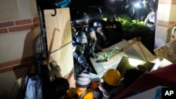 Polisi merobohkan barikade yang dipasang oleh para demonstran pro-Palestina di kampus UCLA pada Kamis, 2 Mei 2024, di Los Angeles. (Foto: AP/Jae C. Hong)