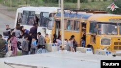 Rusiya sülhməramlıları Qarabağ ermənilərini təhlükəli yerlərdən təxliyə edərkən.