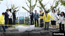 24일 한국 선유도 해수욕장에서 열린 고교생 납북자 송환기원비 제막식에 납북자 가족과 줄리 터너 미 국부무 북한인권특사, 김영호 한국 통일부 장관, 이신화 한국 외교부 북한인권대사 등이 참석했다. 사진 = 한국 통일부
