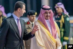 Presiden Suriah Bashar Assad, didampingi oleh Pangeran Badr Bin Sultan, Wakil Gubernur Mekkah, setibanya di bandara Jeddah, Arab Saudi, Kamis, 18 Mei , 2023, menjelang KTT Arab. (Agen Pers Saudi via AP)