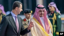 Presiden Suriah Bashar Assad, didampingi Pangeran Badr Bin Sultan, Wakil Gubernur Mekkah, 18 Mei 2023, menjelang KTT Arab. (Foto: via AP)