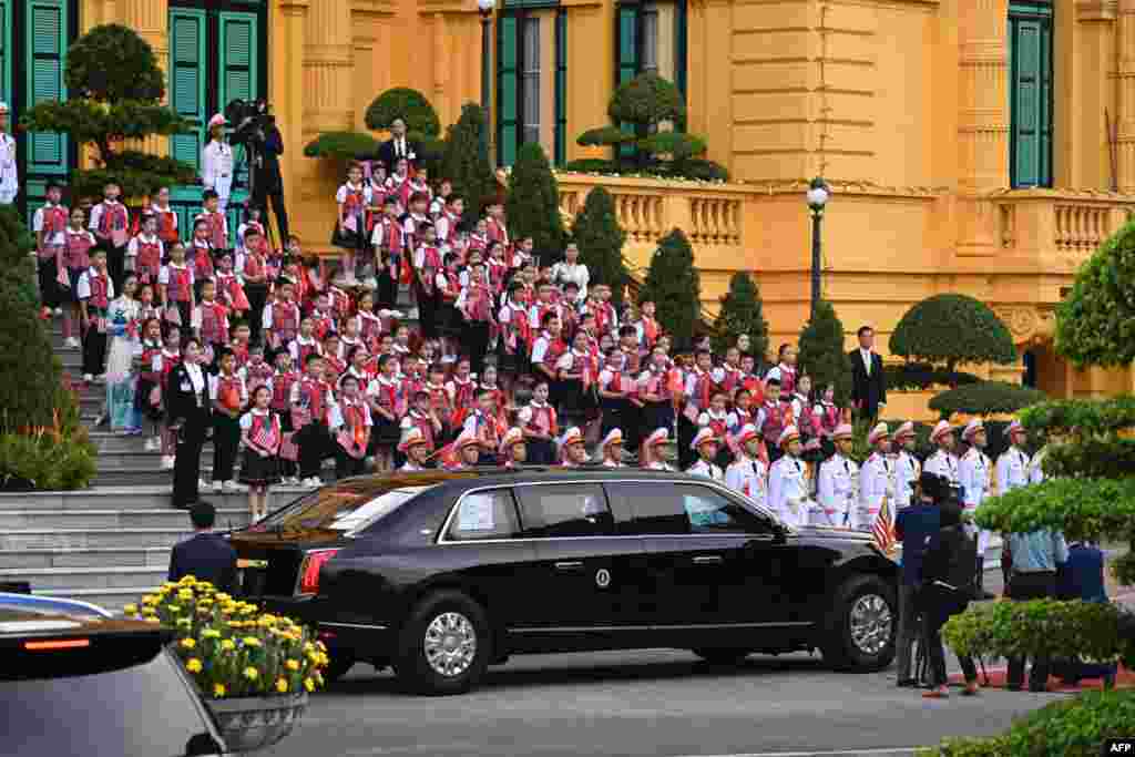 រថយន្ត​ដឹក​ប្រធានាធិបតី​សហរដ្ឋអាមេរិក​លោក​ Joe Biden បានមកដល់​ពិធីស្វាគមន៍​ដែល​រៀបចំ​ដោយ​មេដឹក​នាំបក្ស​កុម្មុយនិស្ត​វៀតណាម​លោក Nguyen Phu Trong នៅ​រដ្ឋ​ធានី​ហាណូយ​ប្រទេស​វៀតណាម​កាលពីថ្ងៃ​អាទិត្យ​ទី​១០​ កញ្ញា ឆ្នាំ​២០២៣។ (AP Photo/Evan Vucci)