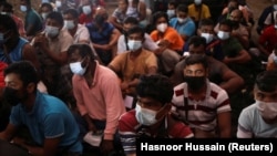 Pekerja migran berkumpul di kompleks asrama mereka untuk pemeriksaan dokumen, selama operasi bersama Departemen Tenaga Kerja di Kuala Lumpur, Malaysia, 17 Maret 2022. (Foto: REUTERS/Hasnoor Hussain)