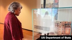 გაეროში შეერთებული შტატის ელჩი ლინდა ტომას-გრინფილდი „ვეფხისტყაოსნის“ ხელნაწერს უყურებს