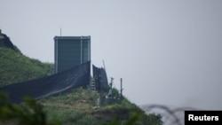 6월 10일 한국 파주의 남북 간 비무장지대 근처에 지난 2018년에 확성기가 해체되었던 군사시설 옆에서 한국 군인들이 근무하고 있다.