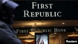 Sebuah cabang First Republic Bank di Midtown Manhattan di New York City, New York, AS, 13 Maret 2023. (Foto: REUTERS/Mike Segar)