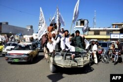 افغان طالبان دو سالہ اقتدار کی خوشی مناتے ہوئے۔ فائل فوٹو