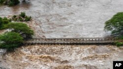 Les eaux de crue recouvrent un pont dans la réserve nationale inondée du Masai Mara, qui a laissé des dizaines de touristes bloqués dans le comté de Narok, au Kenya, le 1er mai 2024.