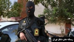 یک مأمور نیروی انتظامی جمهوری اسلامی - آرشیو