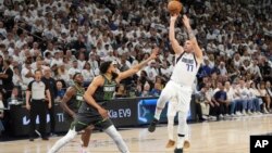 Luka Dončić šutira preko Karla Entonija Taunsa (Foto: AP/Abbie Parr)
