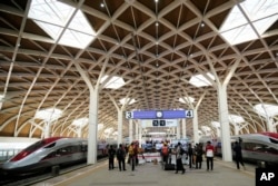 资料照片：2023年10月2日，在印度尼西亚雅加达哈利姆站举行的东南亚首条高速铁路开通仪式期间，高速列车停在印度尼西亚雅加达的哈利姆站，这是中国“一带一路”基础设施倡议下的一项重点项目。（美联社照片）