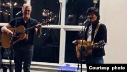 Zay Nova (kanan) saat pentas untuk amal Leukimia di Quidi Vidi, St.John's Newfoundland, Kanada (dok. pribadi). 