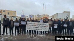 تجمع اعتراضی بازنشستگان مخابرات در استان اردبیل. دوشنبه ۲۷ آذر ۱۴۰۲