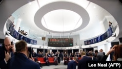 Para pedagang komoditas metal di lantai perdagangan terbuka di London Metal Exchange (LME) di London, 18 Februari 2016. (Foto: Leon Neal/AFP)