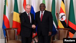 Rais wa Russia Vladimir Putin akipeana mkono na Rais wa Afrika Kusini Cyril Ramaphosa huko Saint Petersburg, Russia, June 17, 2023.. Picha na REUTERS