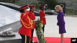 2023年2月22日，美国第一夫人吉尔·拜登（右）出席在纳米比亚温得和克英雄广场举行的花圈敬献仪式。（美联社照片）