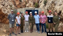 تصویری که ارتش اسرائيل از بازدید قانونگذاران آمریکایی در بیرون یکی از تونل‌های حزب‌الله ارائه کرده است