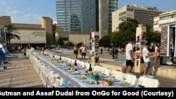 特拉维夫博物馆门口摆放了安息日的桌子，两百多把空椅子代表两百多名人质（（照片受访者提供）