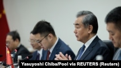 Menlu China Wang Yi memberi isyarat saat pertemuan bilateral dengan Menlu Retno Marsudi di Jakarta, 18 April 2024. (Foto: Yasuyoshi Chiba/Pool via REUTERS )
