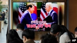 A TV screen shows an image of US President Joe Biden and South Korean President Yoon Suk Yeol in Washington, during a news program at the Seoul Railway Station in Seoul, South Korea, April 27, 2023. 