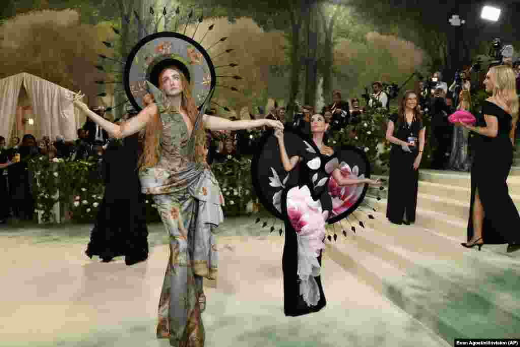 Harris Reed (kiri) dan Demi Moore menghadiri pembukaan pameran &quot;Sleeping Beauties: Reawakening Fashion&quot;, acara amal yang diselenggarakan oleh The Metropolitan Museum of Art&#39;s Costume Institute, New York, 6 Mei 2024.