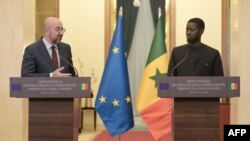 Le président du Conseil européen, Charles Michel (à g.) a rencontré le nouveau président sénégalais Bassirou Diomaye Faye à Dakar.