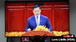 លោក ហ៊ុន ម៉ាណែត ថ្លែងសុន្ទរកថាអំពីការប្តេជ្ញាចិត្តដឹកនាំរដ្ឋាភិបាល ក្រោយពីរដ្ឋសភាបោះឆ្នោតផ្តល់សេចក្តីទុកចិត្តឱ្យធ្វើជានាយករដ្ឋមន្ត្រីសម្រាប់អាណត្តិទី៧។ រូបនេះថតពីអេក្រង់ទូរទស្សន៍ក្នុងបន្ទប់ព័ត៌មាននៃរដ្ឋសភា នៅថ្ងៃទី២២ ខែសីហា ឆ្នាំ២០២៣។ (លាស់ លីបលីប/វីអូអេ)