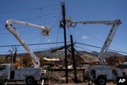 미국 하와이주 마우이 카운티 라하이나 산불 피해 지역에서 전기회사 직원들이 전선을 복구하고 있다. (자료사진)