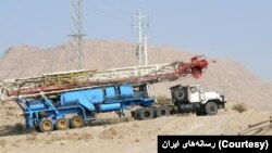 انتقال قطعات دکل نفتی با تریلی.