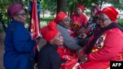 Wafuasi wa chama cha United Transformation Movement wakiomboleza kifo cha mwanzilishi na rais wa chama hicho Saulos Klaus Chilima. Picha na AFP 