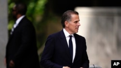 АРХИВА - Хантер Бајден заминува од федералниот суд, 10 јуни 2024 година, во Вилмингтон, Делавер.