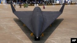 Tentara Pembebasan Rakyat China (PLA) menampilkan drone supersonik WZ-8 miliknya dalam acara Ekshibisi Penerbangan dan Luar nagkasa ke-13 di Zhuhai, China, pada 28 September 2021. (Foto: AP/Ng Han Guan) 