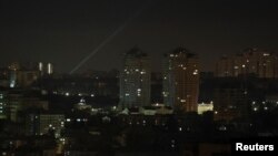 ទាហាន​អ៊ុយក្រែន​ម្នាក់​បញ្ចាំង​ភ្លើង​ដើម្បី​រក​មើល​ដ្រូន​នៅ​លើ​អាកាស​ពី​លើ​រដ្ឋធានី​កៀវ ប្រទេស​អ៊ុយក្រែន កាល​ពី​ថ្ងៃ​ទី​១៩ ខែ​ឧសភា ឆ្នាំ​២០២៣ ខណៈ​មាន​ការ​វាយប្រហារ​ពី​រុស្ស៊ី។