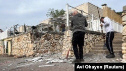 Serangan roket ke Israel, di tengah permusuhan lintas batas yang sedang berlangsung antara Hizbullah dan pasukan Israel, di Shlomi, Israel utara, 29 Maret 2024. (Foto: REUTERS/Avi Ohayon)