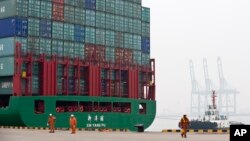 资料照：中国天津港的集装箱船