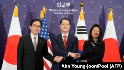 Utusan nuklir Korea Selatan Kim Gunn, utusan nuklir AS Jung Pak dan utusan nuklir Jepang Hiroyuki Namazu bertemu di Kementerian Luar Negeri di Seoul,18 Januari 2024. (Foto: Ahn Young-joon/Pool/AFP)