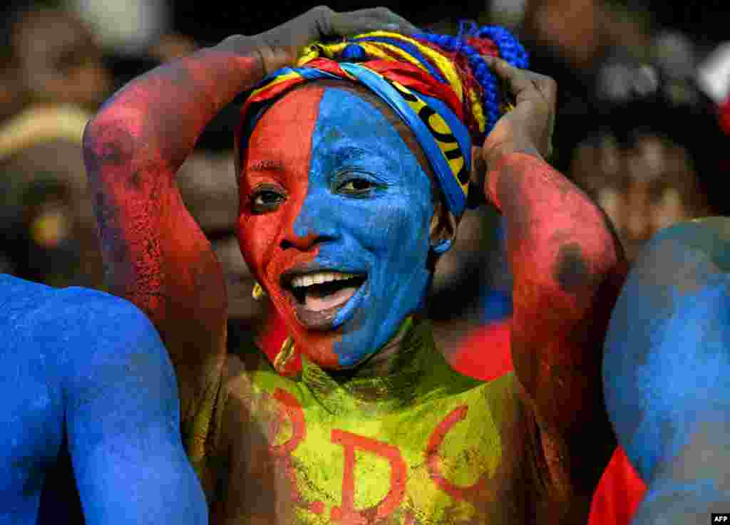Une supportrice de la RD Congo réagit pendant le match de football du groupe F de la Coupe d&#39;Afrique des Nations (CAN) 2024 entre la RD Congo et la Zambie au Stade Laurent Pokou à San Pedro le 17 janvier 2024.