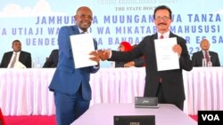 Waziri wa Uchukuzi Makame Mbarawa akiwa na Mwenyekiti mtendaji wa DP world, Sultan Ahmed bin Sulayem mara baada ya kusaini mkataba. 