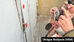 Toplum TV-nin ofisi möhürləndikdən sonra.