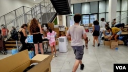 特拉维夫的一个捐献物资中心（美国之音/唐丹鸿）