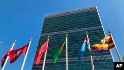 Des drapeaux flottent à l'extérieur du siège des Nations unies pendant la 74e session de l'Assemblée générale des Nations unies, le 28 septembre 2019. AP / Jennifer Peltz